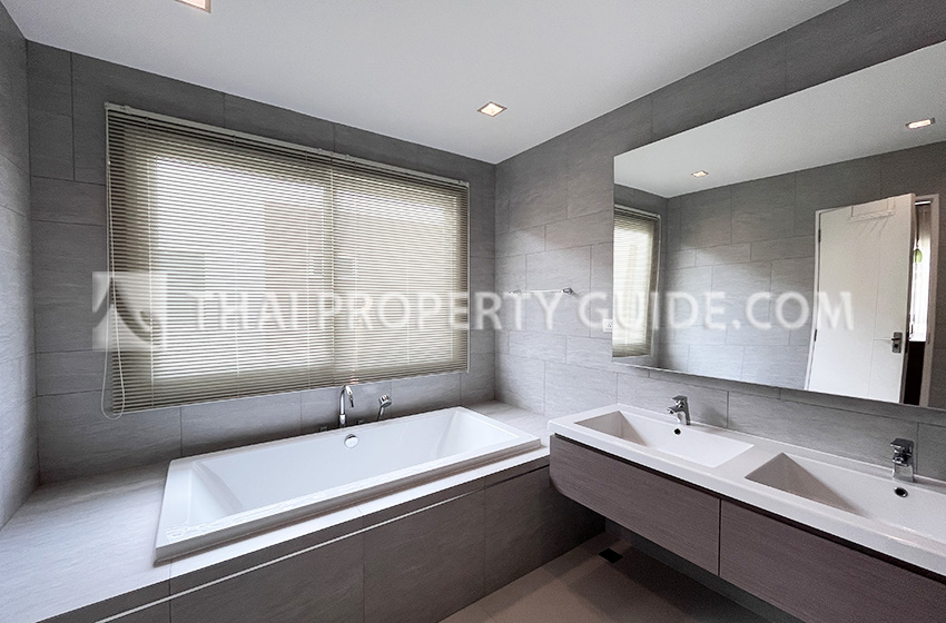 House with Shared Pool in Bangnatrad 